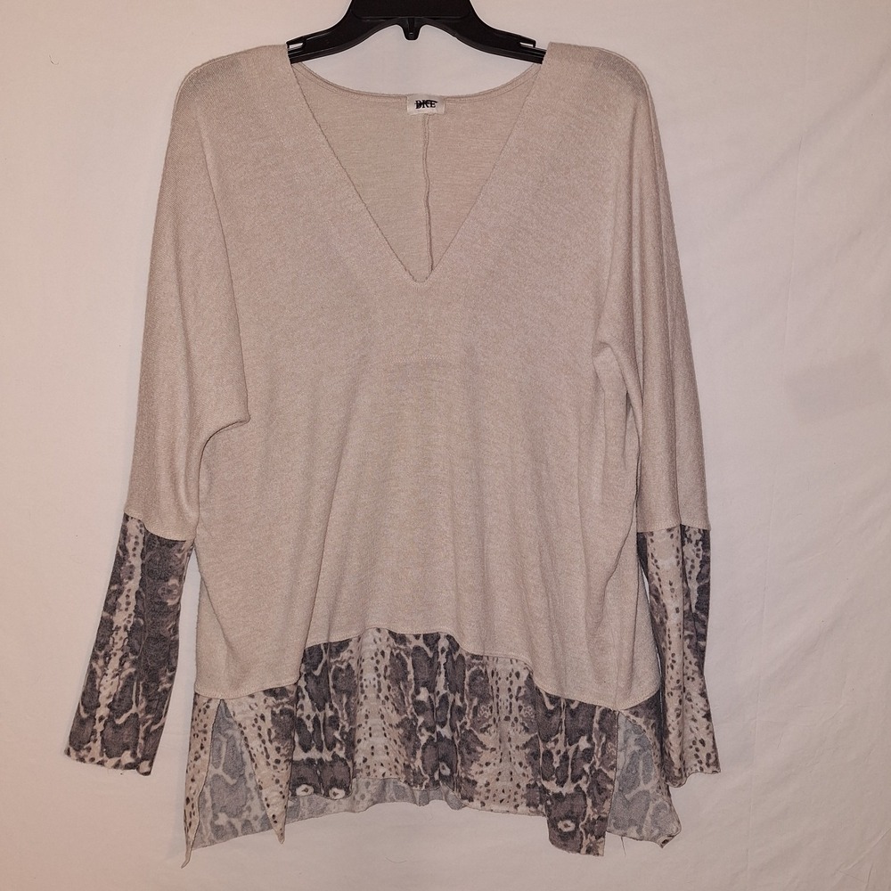 BKE Women's Beige V-neck Sweater Snake Print M Neutral Animal Edgy‎ Momcore